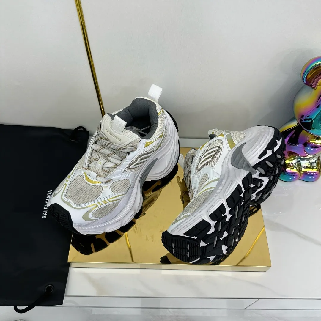 👟👟Ex-factory price 680👟👟 Balenciaga Balenciaga CARGO 6XL Sneakers Round-toe lace-up Low-cut lifestyle mesh lace-up Low-cut catwalk retro Balenciaga is always at the forefront of fashion. This model has huge size and eye-catching design. It is in line with the current "" trend. It uses an all-black color scheme to create a low-key yet gorgeous effect. The 6XL size makes it a conspicuous presence in the market. Suitable for people who pursue individuality. The products released this time once again reflect their innovation capabilities. They are made of microfiber and mesh. Its avant-garde design, exaggerated volume and reflective details give it a special silhouette. It is made of mesh material, which brings good foot feel, comfortable and breathable. The appearance still adopts the classic shape. The shoe body is fashionable and easy to wear. Item No.: 815859 W2MV2 1012 Size: 35-46